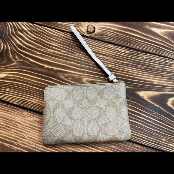 𝅺Coach Corner Zip Wristlet - Picture 4 of 4